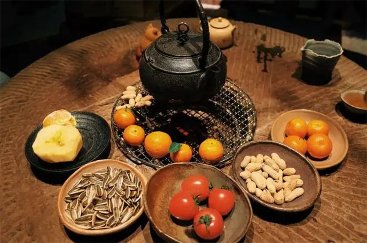 圍爐煮茶：起一爐火，煮兩碗茶，聊三餐四季，話五谷豐登(圖1)