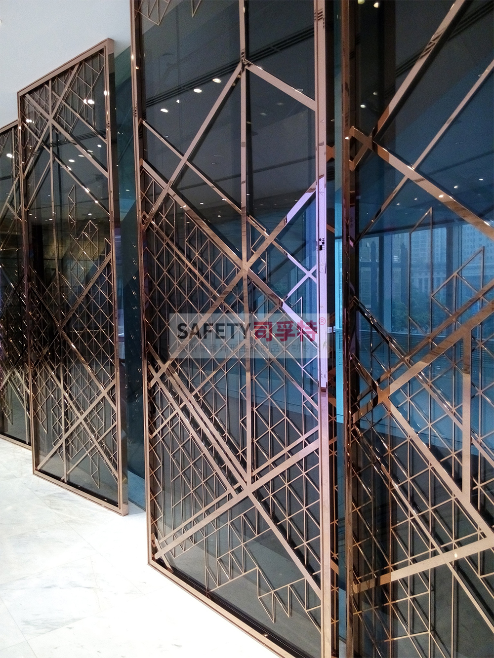 金屬屏風(fēng)（不銹鋼屏風(fēng)、鋁雕屏風(fēng)）安裝過程和步驟講解(圖2)